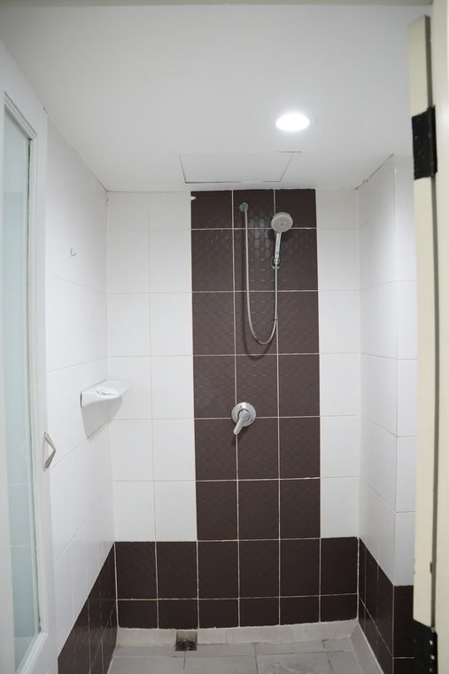 Deluxe room shower