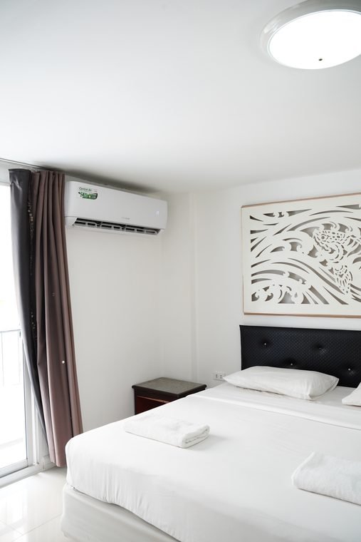 Deluxe room with air-con and curtains
