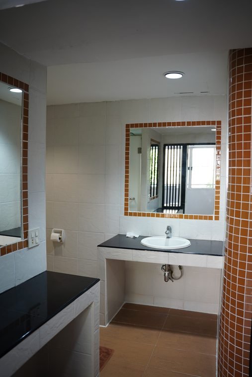 Suite washbasin and mirror